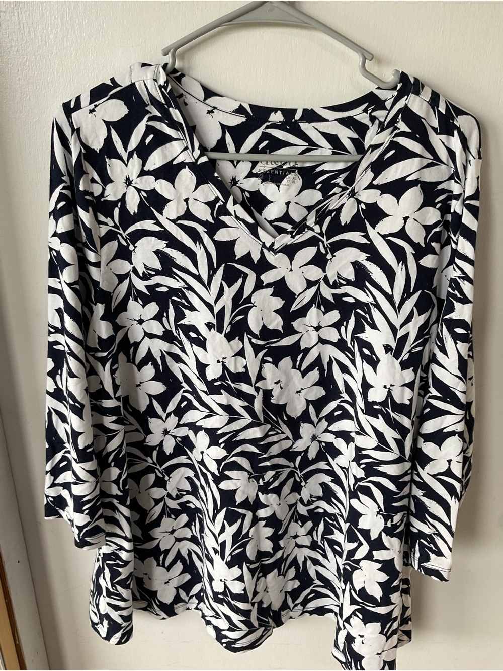 Denim + Co Essentials Black & White Floral 3/4 sleeve Size L